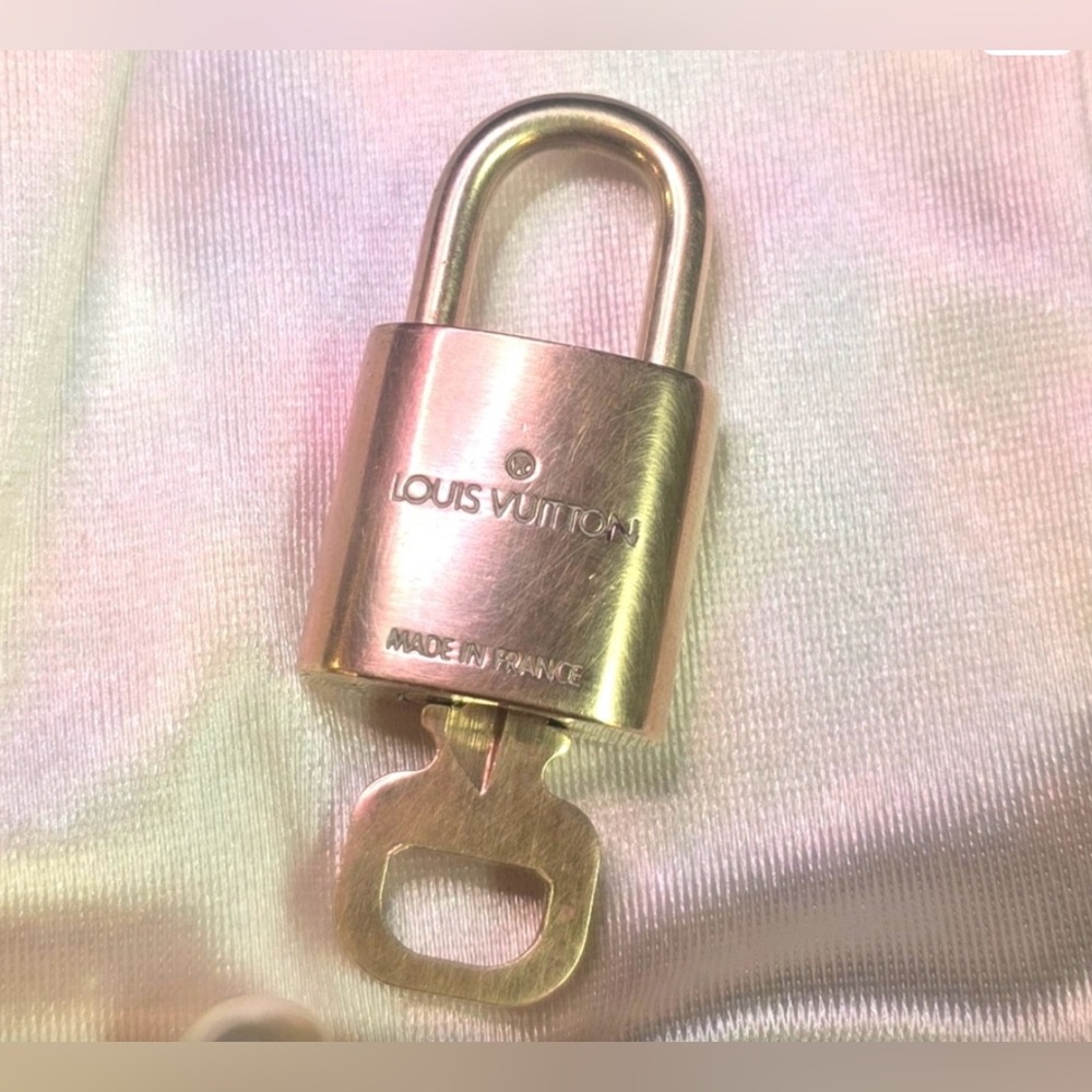 LOUIS VUITTON LOCK AND KEY #304 CHAIN INCLUDED - Picture 4 of 5